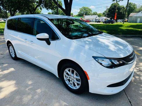 Used 2018 Chrysler Pacifica LX FWD image 1