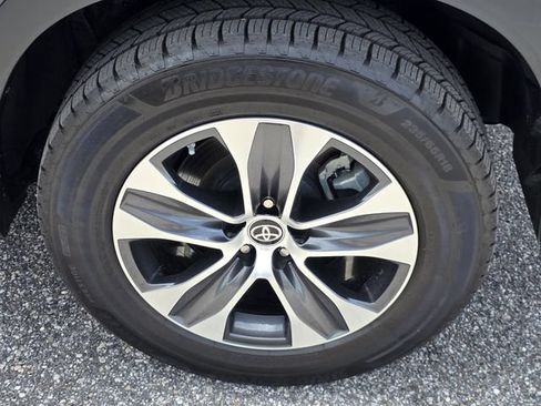 Used 2023 Toyota Highlander XLE FWD image 39