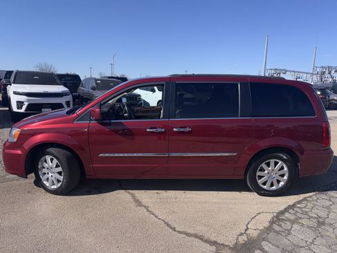 Used 2016 Chrysler Town & Country Touring w/ Driver Convenience Group image 10