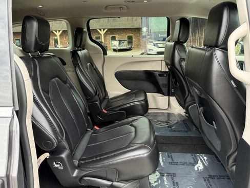 Used 2023 Chrysler Pacifica Touring-L FWD image 20
