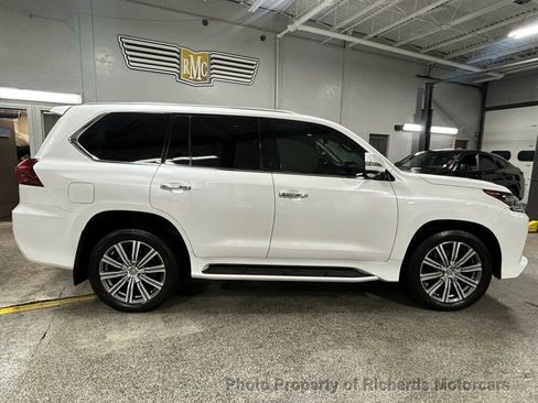 Used 2017 Lexus LX 570 4WD image 2