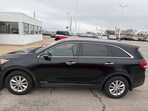 Used 2017 Kia Sorento LX image 3
