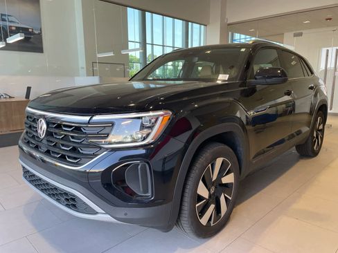 Used 2026 Volkswagen Atlas Cross Sport SE w/ Panoramic Sunroof Package FWD image 29