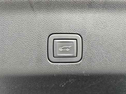 Used 2024 GMC Yukon SLT image 32