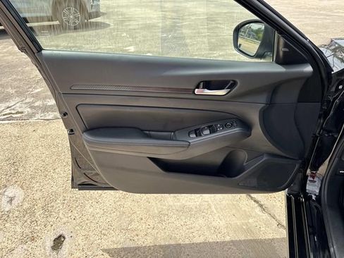Used 2025 Nissan Altima 2.5 SV FWD image 38