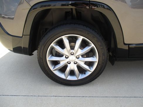 Used 2018 Jeep Cherokee Latitude FWD image 9
