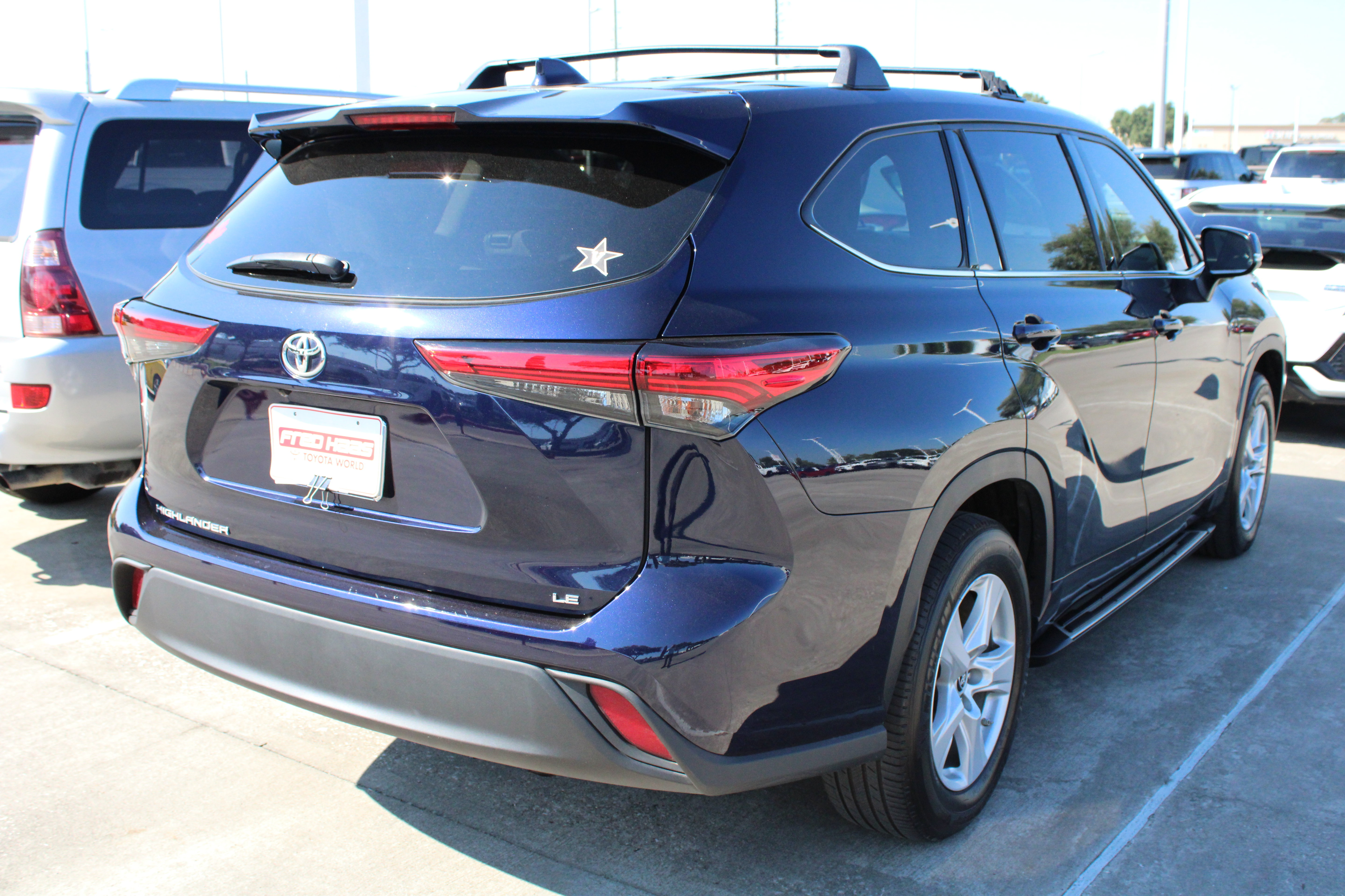 Used 2021 Toyota Highlander LE FWD image 11