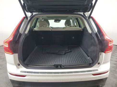 Used 2018 Volvo XC60 T5 Momentum w/ Vision Package image 11