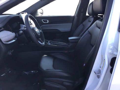 Used 2025 Jeep Compass Latitude AWD/4WD image 9