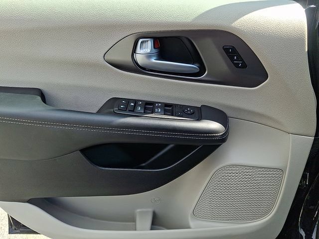 Used 2024 Chrysler Pacifica Touring-L FWD image 13