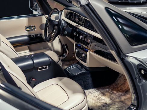 Used 2014 Rolls-Royce Phantom Drophead Coupe RWD image 2