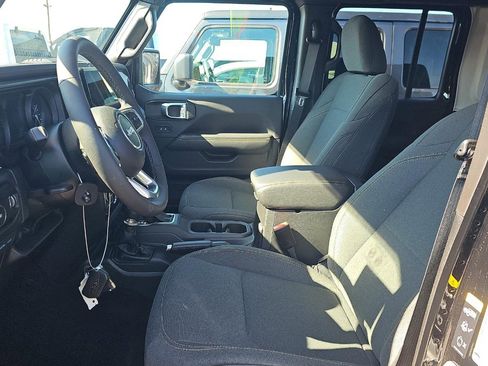 Used 2025 Jeep Wrangler Unlimited Sahara image 7