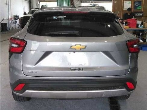 Used 2025 Chevrolet Trax LT w/ Driver Confidence Package FWD image 6