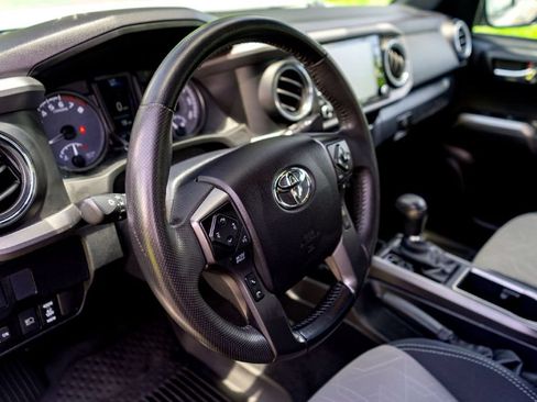 Used 2022 Toyota Tacoma TRD Off-Road AWD/4WD image 10