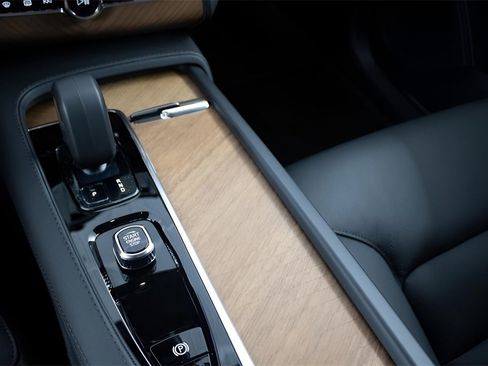 Certified 2025 Volvo XC90 T8 Plus w/ Protection Package Premier image 25