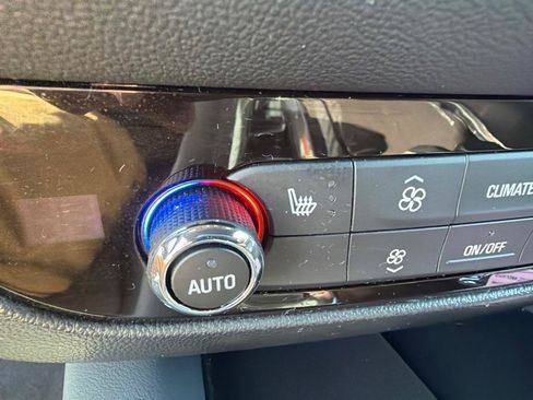Used 2023 Buick Enclave Essence AWD/4WD image 19