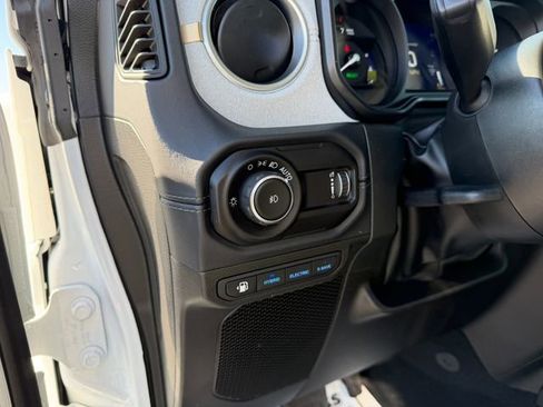 Used 2025 Jeep Wrangler Unlimited Sahara image 14