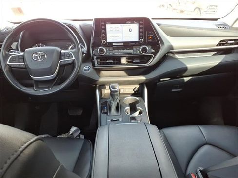 Certified 2022 Toyota Highlander XLE image 13