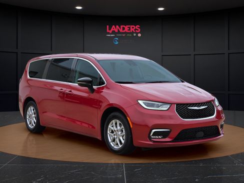 Used 2024 Chrysler Pacifica Touring-L FWD image 5