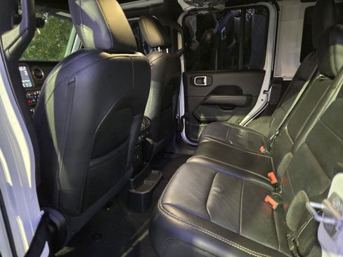 Used 2019 Jeep Wrangler Unlimited Sahara image 21