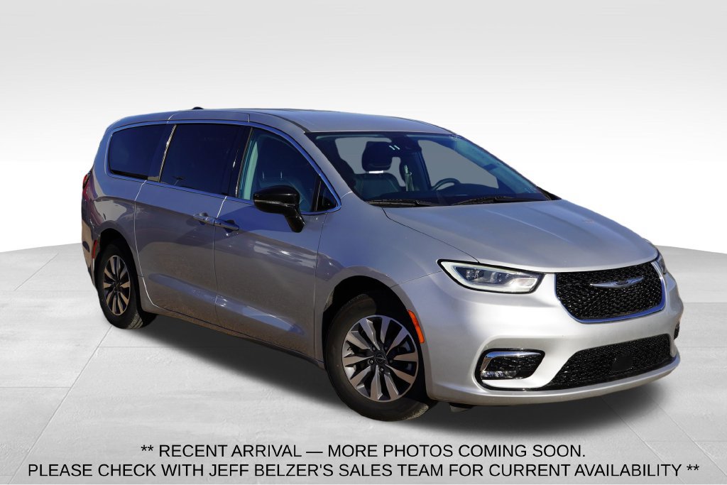 Used 2024 Chrysler Pacifica Limited FWD image 1