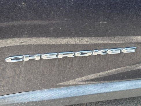 Used 2018 Jeep Cherokee Latitude Plus w/ Comfort/Convenience Group FWD image 8