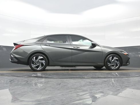 Certified 2025 Hyundai Elantra Limited image 32