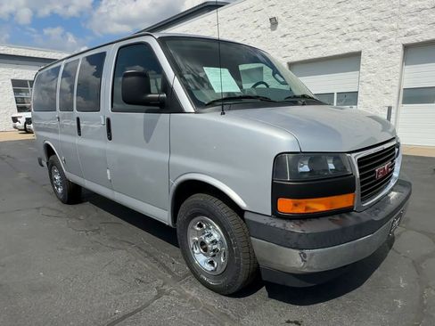 Used 2017 GMC Savana 2500 LT w/ LT Preferred Equipment Group image 2