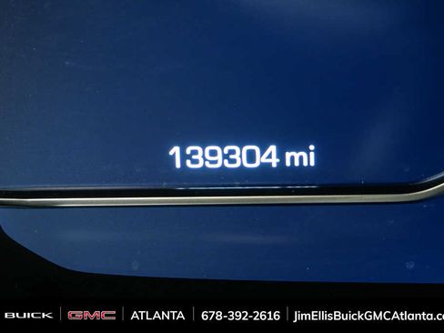 Used 2023 GMC Yukon XL SLT w/ SLT Premium Package image 9