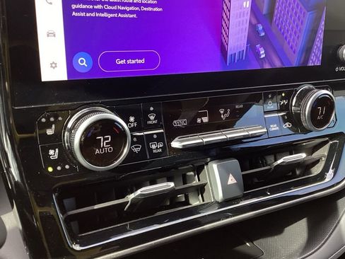 Used 2023 Toyota Highlander Limited image 17