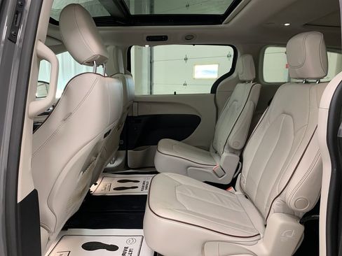 Used 2020 Chrysler Pacifica Limited w/ Tire & Wheel Group image 19