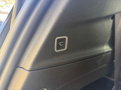 Used 2025 Chrysler Pacifica Select image 21