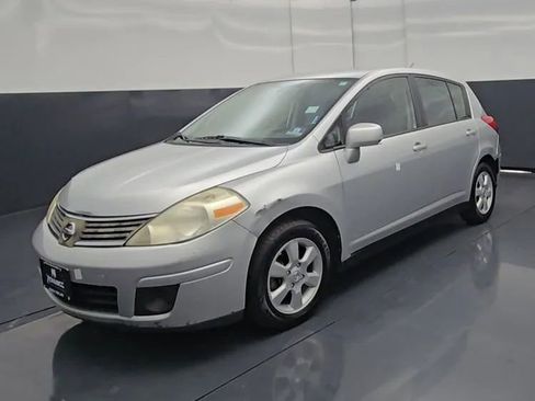 Used 2009 Nissan Versa Hatchback FWD image 3