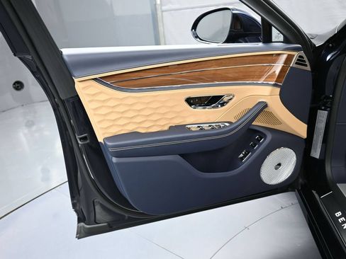 Used 2025 Bentley Flying Spur Plug-In Hybrid AWD/4WD image 17
