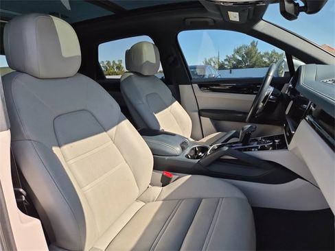 Used 2022 Porsche Cayenne Platinum Edition image 20
