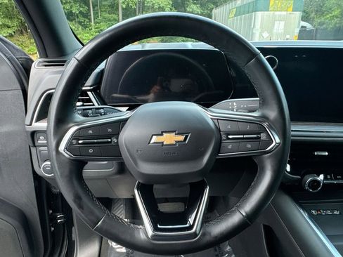Used 2025 Chevrolet Suburban Premier RWD image 16
