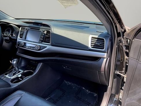 Used 2019 Toyota Highlander XLE AWD/4WD image 32