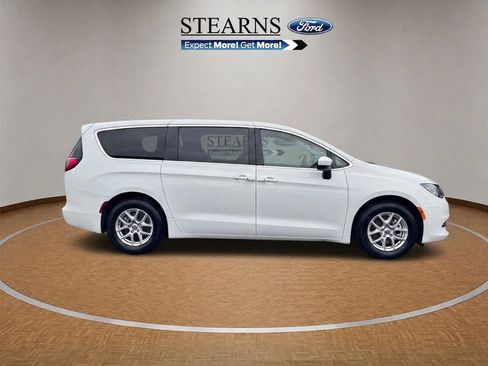 Used 2023 Chrysler Voyager LX FWD image 9