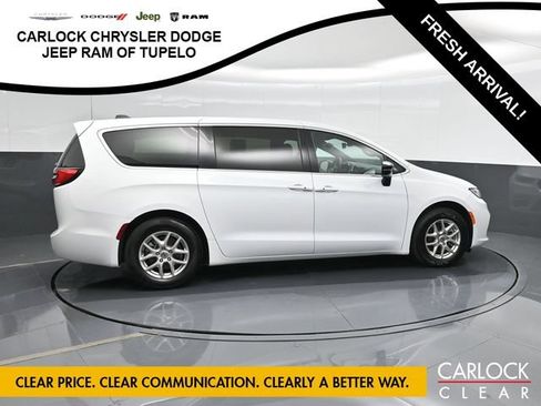 Used 2025 Chrysler Pacifica Select FWD image 4