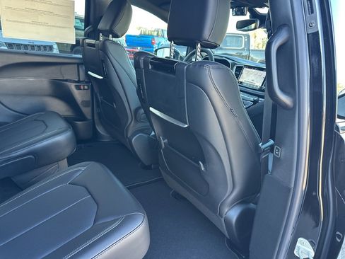 New 2026 Chrysler Pacifica Select image 45