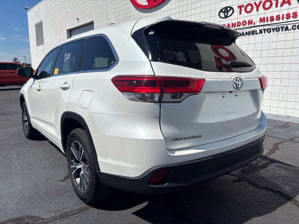 Used 2017 Toyota Highlander LE FWD image 5