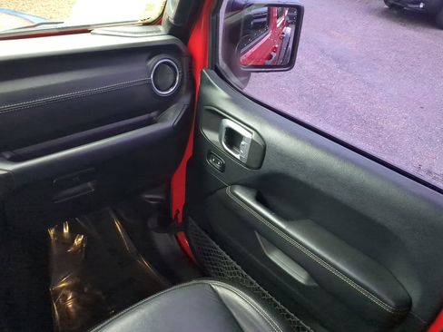 Used 2018 Jeep Wrangler Unlimited Sahara image 17