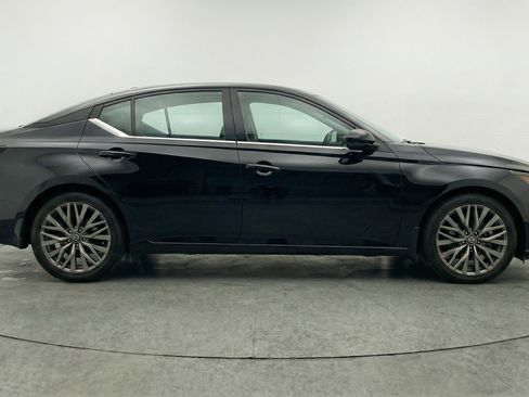 Used 2025 Nissan Altima 2.5 SV FWD image 11