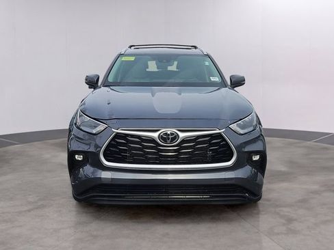 Used 2022 Toyota Highlander XLE image 2