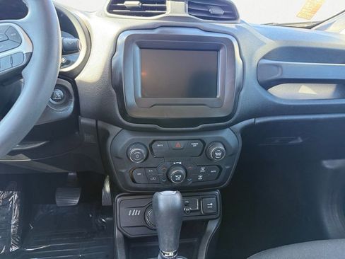 Used 2018 Jeep Renegade Latitude w/ Popular Equipment Group AWD/4WD image 11