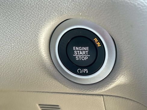 Used 2024 Chrysler Pacifica Touring-L FWD image 34