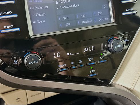 Used 2018 Toyota Camry XLE image 23