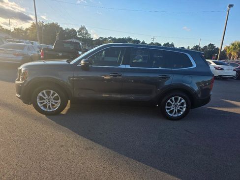 Used 2020 Kia Telluride LX image 2