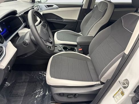 Used 2025 Volkswagen Taos SE image 11