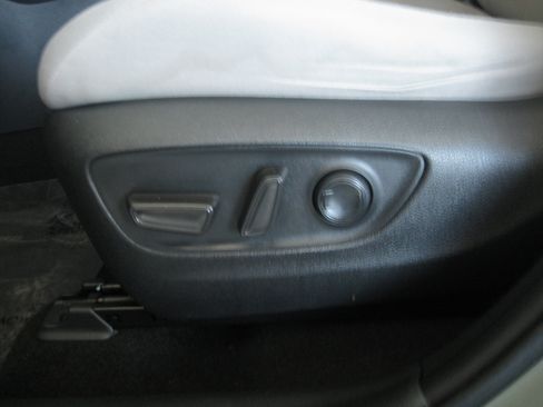 Used 2020 Toyota RAV4 XLE w/ Convenience Package image 13